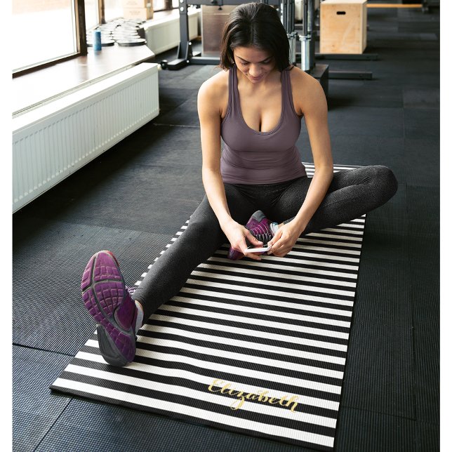 Tapete De Yoga Exercício Dourado de Monograma com Stripes Brancas (Modern Black White Stripes Gold Monogram Exercise Yoga Mat)