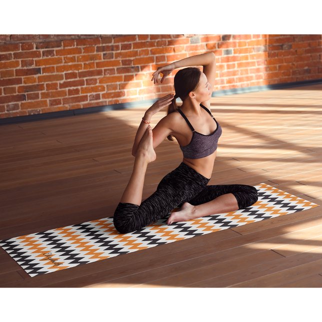 Tapete De Yoga Exercício Moderno de Design preto-de-laranja-quic (Modern Chic Orange Black Design Monogram Exercise Yoga Mat)