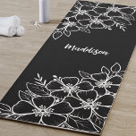 Tapete De Yoga Flor Preto Personalizado<br><div class="desc">Um adorável tapete floral de ioga. Um olhar simples e moderno para uma vibração elegante e na moda. Uma tipografia brincalhona para o nome de personalizar este tapete de ioga botânico. Um olhar feminino faz disto um presente excelente para os iogis na sua vida. A parte divertida disso é que...</div>