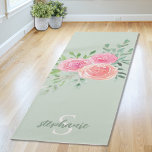 Tapete De Yoga Floral Verde Personalizado<br><div class="desc">Este tapete ioga bonito é decorado com um buquê de aquarela de rosas e folhagem sobre fundo verde. Facilmente personalizável com seu nome e monograma. Use a Ferramenta Design para alterar o tamanho, o estilo ou a cor do texto. À medida que criamos a nossa trabalho de arte, não encontraremos...</div>