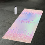 Tapete De Yoga Glitter do arco-íris cor-de-rosa pinga monograma h<br><div class="desc">Um unicórnio arco-íris tenso,  colorido,  cores holográficas de fundo em rosa,  roxo,  rosa ouro,  horta verde. Decorado com pingos de brilho falso em ouro rosa,  rosa e roxo. Personalize e adicione um nome e uma sigla de monograma,  letras roxas e cor-de-rosa. Verso: sem design</div>