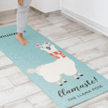 Tapete De Yoga Ilustração Llamaste Green Lama<br><div class="desc">Comece suas sessões de yoga com um sorriso e uma reviravolta divertida! Este tapete azul claro de ioga apresenta uma lama esquisita e adorável balançando sua melhor "Llama Pose", combinada com um trocadilho divertido, Llamaste! Com seus tons suaves, design encantador, e uma superfície confortável e não escorregadia, este tapete é...</div>