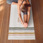Tapete De Yoga Imagem Retrora Chic Monograma<br><div class="desc">Crie seu próprio tapete de ioga impresso personalizado, monograma e personalizado. Seja diferente, seja você. Um design de monograma minimalista com grandes iniciais tipográficas em letra clássica com seu nome abaixo e listras coloridas retrógradas. Adicione seu texto personalizado a este design usando as caixas "Editar este modelo design" no lado...</div>
