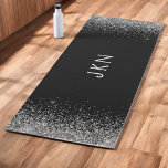Tapete De Yoga Iniciais de Monograma Girly Glitter Preto Prateado<br><div class="desc">Yoga Mat do Exercício de Malhação do Monograma do Nome do Monograma do Faux Silver e Black Faux Sparkle. Isto faz o doce e perfeito aniversário de 16 anos, casamento, chá de panela, aniversário, chá de fraldas ou festa de solteira presente para alguém que ama luxo de luxo e estilos...</div>