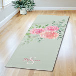 Tapete De Yoga Ioga Verde Personalizada<br><div class="desc">Este tapete ioga bonito é decorado com um buquê de aquarela de rosas e folhagem em tons de rosa e coral sobre um fundo verde macio. Um modelo de texto é incluído para personalizar este design com o seu nome e fazer de monograma este tapete de ioga exclusivo para você....</div>