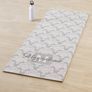 Tapete De Yoga Lacy White Damask on Cinza Monograma & Name