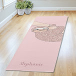 Tapete De Yoga Largura da Largura Rosa Leve Personalizada<br><div class="desc">Você ama preguiças? Este tapete bonito de ioga é decorado com uma preguiça rosada rosada sorridente e brilhante pendurada num galho. Você pode personalizá-lo mudando o nome para o seu ou o de um companheiro amante de preguiça para fazer dele um presente perfeito. Você também pode mudar o nome para...</div>