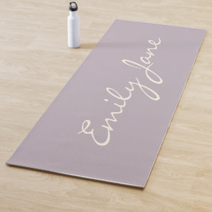 Tapete De Yoga Lilás Poeirento Elegante Nome em Letra de Forma Ma