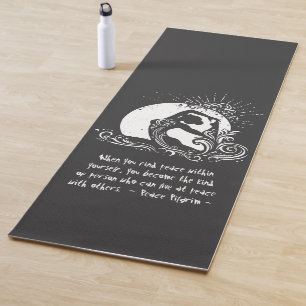 Tapete De Yoga Logotipo de ganha preto branco-rei, com uma perna,