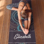 Tapete De Yoga Lua E Estrelas Celestiais Do Crescente De Presente<br><div class="desc">Procurando o tapete de yoga personalizado perfeito? Não olhe mais do que o nosso tapete celestial personalizado de ioga! Este tapete é feito com materiais de alta qualidade e apresenta o nome do seu ente querido ou uma mensagem especial em estrelas elegantes e designs da lua crescente. Perfeito para meditação,...</div>