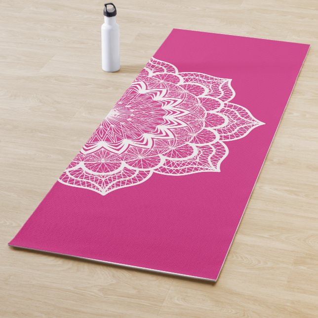 Tapete De Yoga Mandala Branco em Fundo Rosa (In Situ)