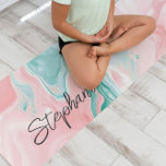 Tapete De Yoga Mármaco Abstrato de Monograma Simples, Rosa<br><div class="desc">Apresentando um desenho abstrato cor-de-rosa espantoso com texturas marmoreadas elegantes e um monograma simples, este tapete ioga combina estilo e personalização para inspirar a sua prática. Com 0, 25 polegadas de espessura (6, 35 mm), ele proporciona a almofada perfeita para conforto e estabilidade, fazer cada pose sente-se sem esforço. Quer...</div>