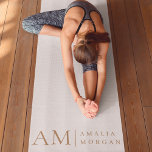 Tapete De Yoga Monograma - Cor-De-Rosa Personalizada - Nome E Nom<br><div class="desc">Melhore a sua prática de yoga com o nosso Monograma Minimalístico, o tapete personalizado de Yoga-Rosa Pastel. Apresentando um fundo cor-de-rosa suave e um monograma inicial elegante com seu nome personalizado em uma fonte moderna, este molde ioga combina estilo e funcionalidade. A superfície leve e não escorregadia garante estabilidade durante...</div>