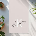 Tapete De Yoga Monograma de Script de Mão Rosa Moderno<br><div class="desc">Ioga mat personalizado com monograma moderno de script manual,  com nome e inicial personalizados.</div>