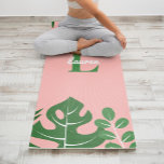 Tapete De Yoga Monograma de tendências de folhas tropicais<br><div class="desc">Tendy personalizou o tapete botânico design yoga.</div>