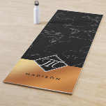 Tapete De Yoga Monograma do Elegante Black Marble & Copper Foil<br><div class="desc">Adicione a sofisticação do eterno ao seu exercício com este tapete ioga,  que contém uma elegante inscrição em fundo preto de mármore e folha de cobre. O reverso mostra design idêntico. Personalize adicionando um nome inicial e (sur)name! Design © W.H. Sim. Mais informações em zazzle.com/expressionsoccasions</div>