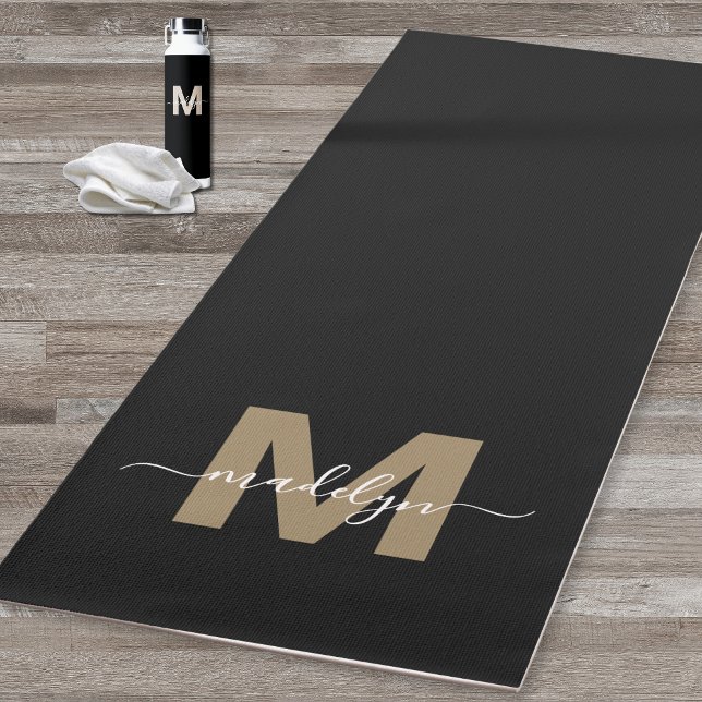 Tapete De Yoga Monograma do Nome Inicial Dourado Moderno Elegante (Elegant Modern Black Gold Initial Name Monogram Yoga Mat)
