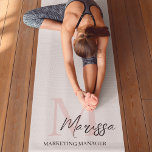 Tapete De Yoga Monograma Minimalista Nome e Nome Inicial Pastel R<br><div class="desc">Melhore sua prática de yoga com nosso Monograma Minimalista, Inicial & Nome Pastel Pink Yoga Mat. Este elegante tapete apresenta um design elegante personalizado com o seu nome e nome iniciais, colocado sobre um fundo cor-de-rosa macio. Produzido a partir de materiais não deslizantes de alta qualidade, ele fornece excelente suporte...</div>