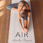 Tapete De Yoga Monograma Minimalista Nome e Nome Inicial Pastel R<br><div class="desc">Melhore sua prática com nosso Monograma Rosa Pink Personalizado, Yoga Mat. Com um design cor-de-rosa chic pastel com seu nome e inicial personalizados, este tapete elegante adiciona um toque pessoal aos seus trabalhos. Produzido com material não escorregadio de alta qualidade, ele proporciona conforto e estabilidade durante ioga, estiramento ou outros...</div>