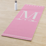 Tapete De Yoga Monograma Mínimo Rosa e Branco<br><div class="desc">Este design simples, porém elegante, adiciona estilo e graça ao seu exercício com seu elegante design mínimo em branco e cor-de-rosa rosa suave. Elegante, moderno e subestimado, é a maneira perfeita de se expressar. Personalizado com um nome e uma inicial, ele faz um presente excelente para o entusiasta do exercício...</div>