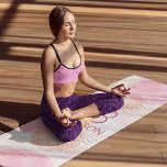 Tapete De Yoga Monograma Moderno Cor de Rosa Brilhante Personaliz<br><div class="desc">Monograma Moderno Rosa Girly Glitter Personalizado Yoga Mat apresenta um bonito padrão rosa com sotaques dourados brilhando personalizados com seu monograma e nome. Personalize editando o texto nas caixas de texto fornecidas.</div>