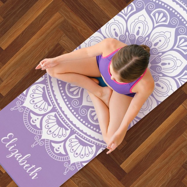 Tapete De Yoga Monograma Nome Purple Mandala Om Yoga Mat (A pretty purple and white mandala yoga exercise mat. Personalize it with your name.)