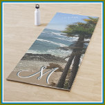 Tapete De Yoga Monograma Personalizado de Vista do Oceano de Para<br><div class="desc">Que tapete de ioga único — um paraíso tropical, Laguna Beach, CA, com vista para o oceano, palmeiras e praia. . Basta adicionar o monograma (duas cores personalizadas) e o nome - - para você mesmo ou como um presente muito especial. Qualquer pergunta design, envie um e-mail para charmdesignstudio@rcn.com e...</div>