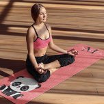 Tapete De Yoga Monograma Sentado Sentado Panda Salmão Personaliza<br><div class="desc">Um urso panda giro sentado no chão sobre um fundo de salmão. Personalize com seu monograma e nome ou exclua texto em caixas de texto sem nome.</div>