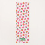 Tapete De Yoga Morango Personalizado Chequeia de Natal<br><div class="desc">Um padrão fofo de tabuleiro de morango de Natal em tons de rosa,  verde e vermelho. Este design pode ser personalizado com monograma ou iniciais. Uma design de tendências divertida para adolescentes e adolescentes. Excelente de Natal,  Dia de os namorados e outras celebrações.</div>