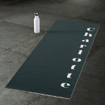 Tapete De Yoga Nome branco preto<br><div class="desc">Fundo preto, texto branco. Personalize e adicione um nome. O nome é escrito verticalmente. Se tiver um nome longo, talvez seja necessário diminuir o tamanho da fonte na ferramenta design.</div>