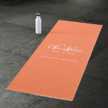 Tapete De Yoga Nome das iniciais do monograma cor de laranja<br><div class="desc">Um coral,  fundo cor de laranja. Personalize e adicione seu primeiro nome,  iniciais do monograma e nome do cheio. Traseira: sem design</div>