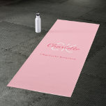 Tapete De Yoga Nome das iniciais do monograma cor-de-rosa<br><div class="desc">Um fundo cor-de-rosa. Personalize e adicione seu primeiro nome,  iniciais do monograma e nome do cheio. Traseira: sem design</div>