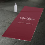 Tapete De Yoga Nome das iniciais do monograma da Borgonha<br><div class="desc">Um fundo cor de burlu profundo. Personalize e adicione seu primeiro nome,  iniciais do monograma e nome do cheio. Traseira: sem design</div>