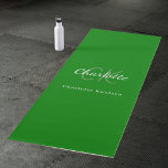 Tapete De Yoga Nome das iniciais do monograma verde<br><div class="desc">Um fundo de cor verde. Personalize e adicione seu primeiro nome,  iniciais do monograma e nome do cheio. Traseira: sem design</div>