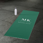 Tapete De Yoga Nome das iniciais do monograma verde-esmeralda<br><div class="desc">Esmeralda verde,  texto branco. Personalize e adicione as iniciais do monograma e o nome do cheio. Traseira: sem design</div>