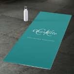 Tapete De Yoga Nome das iniciais do monograma verde-teal<br><div class="desc">Um fundo verde,  verde e verde. Personalize e adicione seu primeiro nome,  iniciais do monograma e nome do cheio. Traseira: sem design</div>