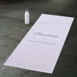 Tapete De Yoga Nome das iniciais do monograma violeta de lavanda<br><div class="desc">Uma lavanda,  fundo colorido violeta. Personalize e adicione seu primeiro nome,  iniciais do monograma e nome do cheio. Traseira: sem design</div>