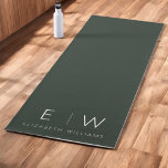 Tapete De Yoga Nome do Monograma Moderno e Elegante Verde Escuro<br><div class="desc">Elevem sua prática de yoga com nosso clássico Elegante moderno e minimalista Monograma Yoga Mat. Este tapete meticulosamente projetado combina perfeitamente a sofisticação do eterno com o minimalismo contemporâneo, criando um espaço sereno para sua mente e corpo. Feito com precisão e atenção aos detalhes, esse tapete ioga é mais do...</div>