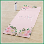 Tapete De Yoga Nome do Monograma Personalizado Floral Cor-de-rosa<br><div class="desc">Este monograma personalizado de cor quic 2 em cor rosa e branca contra um fundo cor-de-rosa pincelado — também tem o seu primeiro nome no script E no verso, se desejar, um bloco de texto para o seu nome/endereço/e-mail no caso de este ser deixado para trás - caso contrário, poderá...</div>