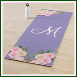 Tapete De Yoga Nome do Monograma Personalizado Floral de Chic Pur<br><div class="desc">Este monograma personalizado de cor quic 2 em cor rosa e branca contra um fundo roxo / lavanda — também tem o seu primeiro nome no script E no verso, se desejar, um bloco de texto para o seu nome /endereço / e-mail se este for deixado para trás - caso...</div>