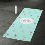 Tapete De Yoga Nome do monograma verde da horta rosa flamingos<br><div class="desc">Fundo verde-mint decorado com um padrão flamingo rosa. Personalize e adicione sua letra monográfica e seu nome próprio. Traseira: sem design</div>