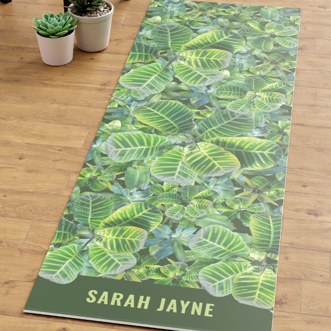 Tapete De Yoga Nome do Padrão Vegetal Tropical Lush Green Yoga Ma (A tropical green leaf pattern yoga mat just for you. Add your name!)
