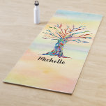 Tapete De Yoga Nome Monograma Árvore arco-íris<br><div class="desc">Este tapete de ioga é decorado com um mosaico Árvore da Vida nas cores do arco-íris num fundo de aquarela. Facilmente personalizável com seu nome ou monograma. Use a opção Personalizar mais para alterar o tamanho, o estilo ou a cor do texto, se desejar. Porque nós criamos nosso próprio trabalho...</div>