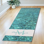 Tapete De Yoga Nome Monograma de Turquesa<br><div class="desc">Este tapete de ioga na moda é decorado com um design de água em tons de turquesa e azul. Facilmente personalizável com seu nome e monograma.</div>