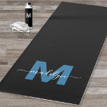 Tapete De Yoga Nome Personalizado da Caligrafia Chic Monograma Az<br><div class="desc">Crie seu próprio nome personalizado de script preto monograma preto e branco de duas faces, Yoga Mat. Este ioga chic, de luxo, apresenta um design de monograma na moda com fundo preto elegante e uma inicial azul ousada, sobreposta com um nome de script branco fluente para um toque pessoal. Projetado...</div>