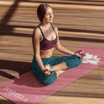 Tapete De Yoga Nome Personalizado da Cor-de-rosa Moderna do Flor<br><div class="desc">Namaste Lotus Flower Modern Pink Custom Name Malhação Desportiva Yoga Mat apresenta uma flor branca de lótus com o texto "namaste" em um script de caligrafia moderno, com letra de mão, em um fundo rosa e personalizado com seu nome. Presente perfeito para amigos e família de aniversário, Natal, Dia de...</div>