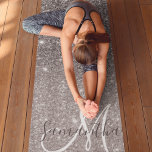 Tapete De Yoga Nome Personalizado da Glitter da Cinza Moderna<br><div class="desc">Apresentando o requintado brilho de Cinza moderna com o produto de Nome Personalizado, uma combinação impressionante de design contemporâneo e elegância personalizada. Esse produto apresenta um cenário cativante em uma moderna sombra de cinzas, exuando sofisticação e estilo. A cor moderada, porém chica, define o palco para o brilho mesmerizante do...</div>