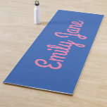 Tapete De Yoga Nome Personalizado de Script Azul Cor-de-Rosa Simp<br><div class="desc">Este ioga personalizado apresenta um belo design simples e moderno do seu nome num estilo de tipografia divertido,  cor-de-rosa e azul. ideia de presente de excelente.</div>