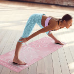 Tapete De Yoga Nome Personalizado do Padrão Floral Branco Rosa<br><div class="desc">Padrão Floral Branco Cor-de-rosa Nome Personalizado Yoga Mat perfeito como presente para aqueles que apreciam yoga, meditação, pilatos, malhação, exercícios, esportes, ginástica, atletas, nadadores e muito mais. Dar um presente personalizado à família e aos amigos para aniversários, Natal, Dia de as mães, feriados e muito mais. Projetado pelo Evco Studio...</div>