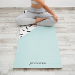 Tapete De Yoga Padrão de Abstrato de diversão personalizado<br><div class="desc">Padrão geométrico preto e branco legal e engraçado inspirado no estilo do padrão Memphis com sotaque colorido. Personalize com seu nome ou monograma.</div>